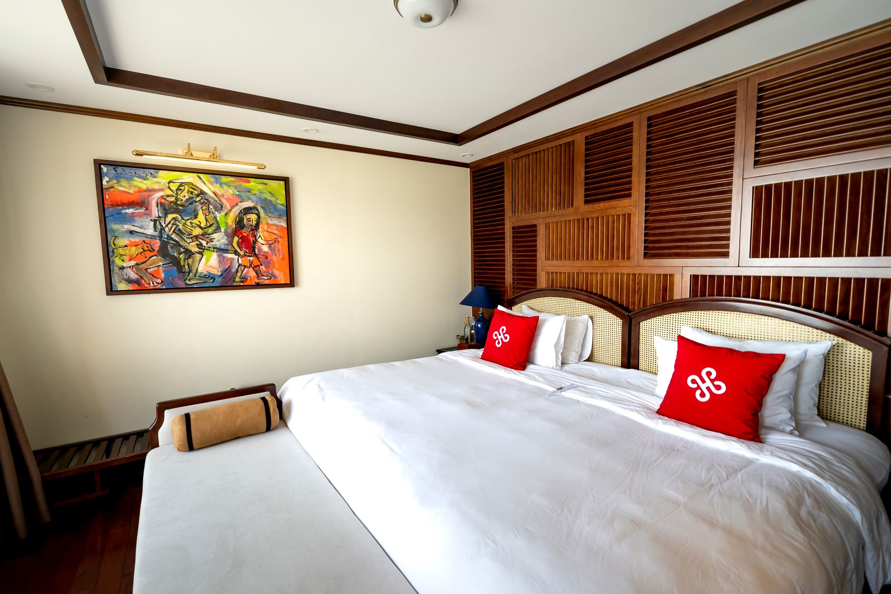 Ahşap detayları ve ayrı yataklarıyla konforlu bir otel odası
