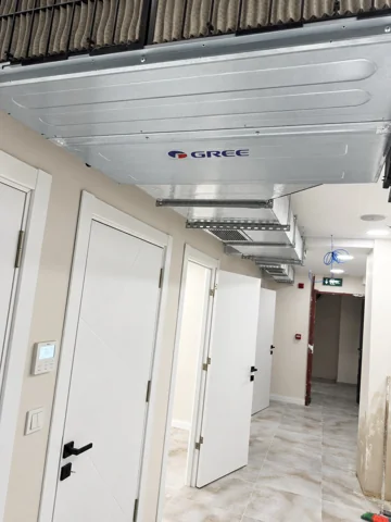 Besa Diş Kliniği koridorunda tavan altında kanallı klima iç ünitesi ve bağlantı hatları.