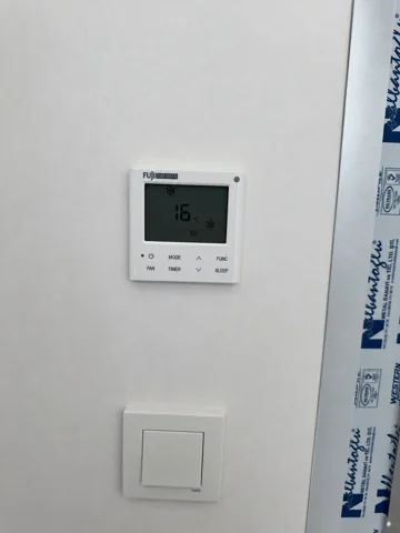 Besa Diş Kliniği cam bölme yanında duvara monte edilen klima kontrol paneli.