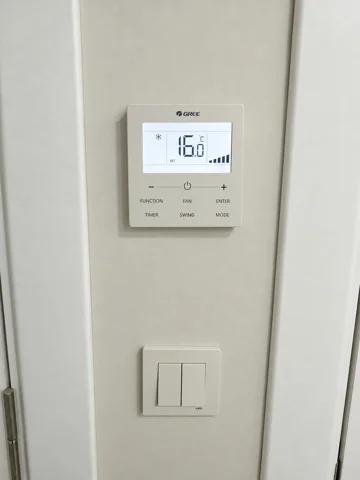 Besa Diş Kliniği duvarındaki kanallı klima kontrol panelinin yakın görünümü.