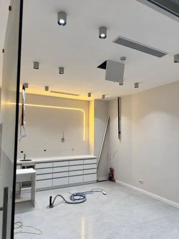 Besa Diş Kliniği muayene odasında uzun tavan menfezi, servis kapağı ve mekanik tesisat çıkışları.