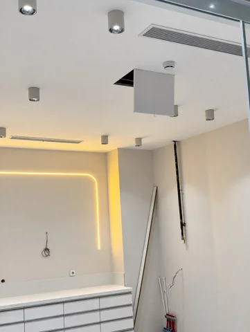 Besa Diş Kliniği uygulama aşamasındaki odada tavan menfezi ve açık servis kapağı.