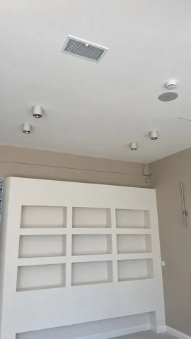 Besa Diş Kliniği odasında tamamlanan beyaz tavanda hava menfezi ve aydınlatma yerleşimi.