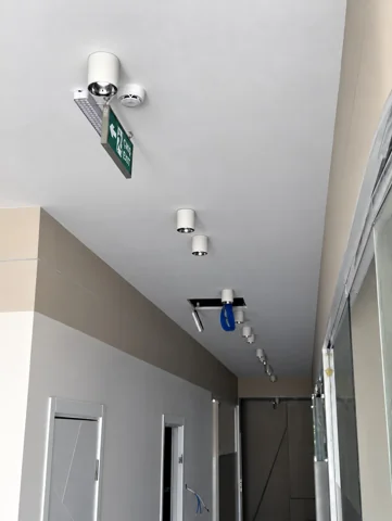 Besa Diş Kliniği koridorunda asma tavan, aydınlatmalar ve çıkış yönlendirmesi.