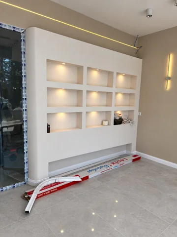 Besa Diş Kliniği uygulama aşamasındaki nişli duvar, aydınlatma ve asma tavan.