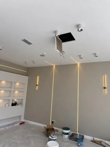 Besa Diş Kliniği iç mekânında dikdörtgen tavan menfezleri ve açık bakım kapağı.