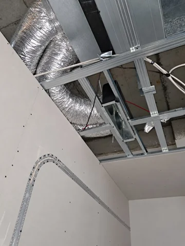 Besa Diş Kliniği tavan boşluğunda kanallı klima iç ünitesi ve yalıtımlı hava kanalı bağlantısı.