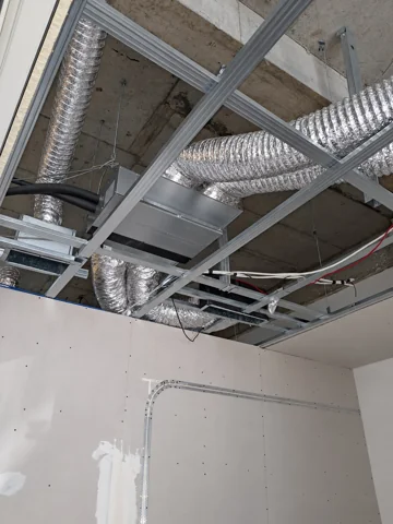Besa Diş Kliniği asma tavan karkasında yalıtımlı esnek hava kanalları ve ana kanal hattı.