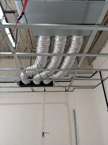 Besa Diş Kliniği kanallı klima iç ünitesinden çıkan yalıtımlı esnek hava kanalları.