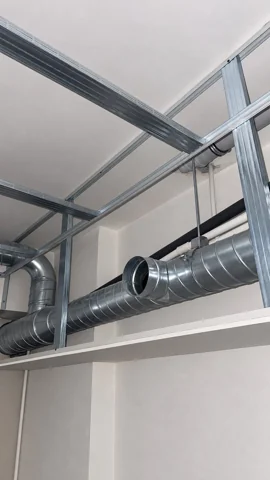 Besa Diş Kliniği asma tavan boşluğunda dallanma ağzı bulunan yuvarlak galvaniz hava kanalı.