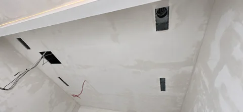 Besa Diş Kliniği uygulama aşamasındaki tavanda menfez açıklıkları ve tesisat çıkışları.
