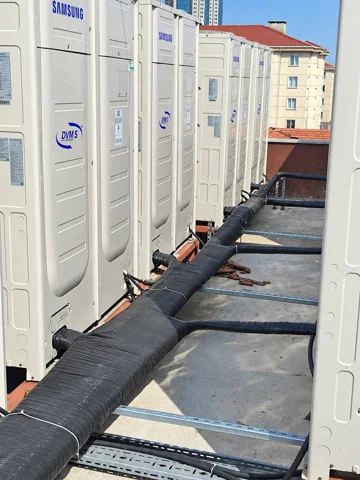 Esenyurt Belediyesi Kapalı Yüzme Havuzu çatısında VRF dış üniteleri ve yalıtımlı tesisat hattı. Esenyurt Belediyesi Kapalı Yüzme Havuzu çatısında VRF dış üniteleri ve yalıtımlı tesisat hattı.