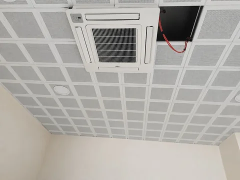 Esenyurt Belediyesi Kapalı Yüzme Havuzu kaset tipi klima iç ünitesinin yakın görünümü. Esenyurt Belediyesi Kapalı Yüzme Havuzu kaset tipi klima iç ünitesinin yakın görünümü.