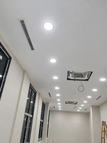 Esenyurt Belediyesi Kapalı Yüzme Havuzu koridorunda kaset tipi iç ünite montajı ve lineer tavan menfezleri. Esenyurt Belediyesi Kapalı Yüzme Havuzu koridorunda kaset tipi iç ünite montajı ve lineer tavan menfezleri.