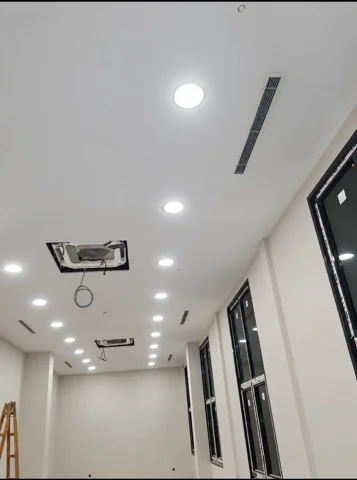 Esenyurt Belediyesi Kapalı Yüzme Havuzu koridor tavanında iç ünite montaj açıklığı ve havalandırma menfezleri. Esenyurt Belediyesi Kapalı Yüzme Havuzu koridor tavanında iç ünite montaj açıklığı ve havalandırma menfezleri.
