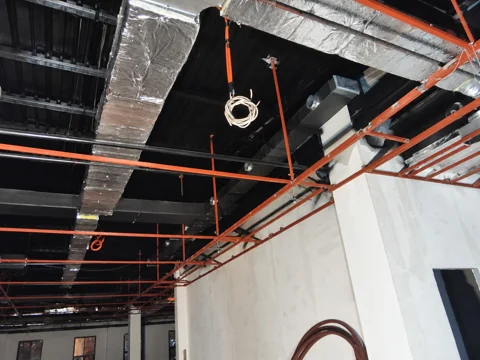 Esenyurt Belediyesi Kapalı Yüzme Havuzu asma tavan üstünde yalıtımlı hava kanalları. Esenyurt Belediyesi Kapalı Yüzme Havuzu asma tavan üstünde yalıtımlı hava kanalları.