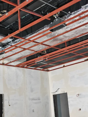 Esenyurt Belediyesi Kapalı Yüzme Havuzu inşaat aşamasında tavan hava kanalları ve tesisat askıları. Esenyurt Belediyesi Kapalı Yüzme Havuzu inşaat aşamasında tavan hava kanalları ve tesisat askıları.