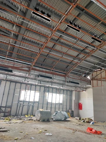 Esenyurt Belediyesi Kapalı Yüzme Havuzu pencere tarafındaki yüksek tavan hava kanalı yerleşimi. Esenyurt Belediyesi Kapalı Yüzme Havuzu pencere tarafındaki yüksek tavan hava kanalı yerleşimi.