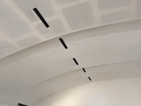 Esenyurt Belediyesi Kapalı Yüzme Havuzu tavanındaki dar dikdörtgen havalandırma menfezleri. Esenyurt Belediyesi Kapalı Yüzme Havuzu tavanındaki dar dikdörtgen havalandırma menfezleri.
