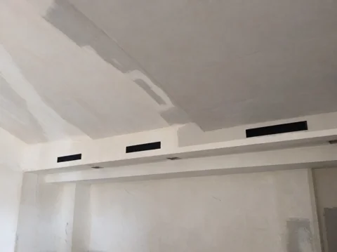 Esenyurt Belediyesi Kapalı Yüzme Havuzu duvar üstünde sıralanmış havalandırma menfezleri. Esenyurt Belediyesi Kapalı Yüzme Havuzu duvar üstünde sıralanmış havalandırma menfezleri.