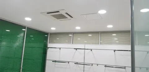 Ofisin kaset tipi VRF iç ünitesini tavana yerleştirdik.