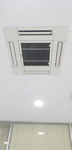 Dört yönlü kaset tipi iç üniteyi tavana monte ettik.