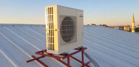 VRF dış ünitesini çatıda çelik kaide üzerine yerleştirdik.