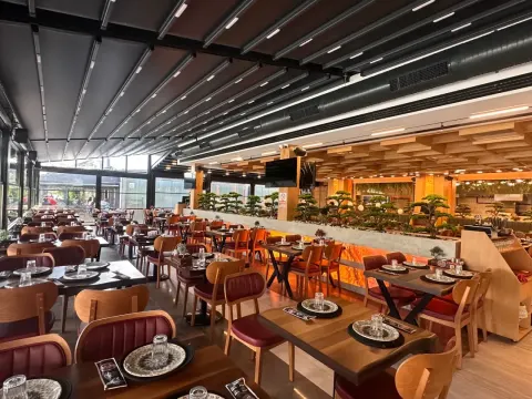 Restoranın dairesel hava kanallarını tavana monte ettik.