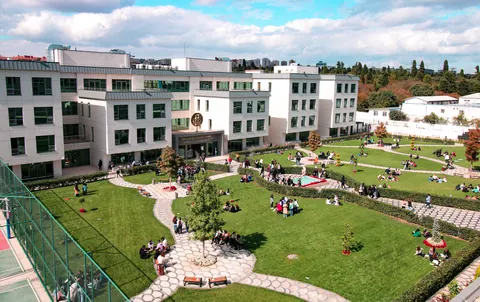 Biruni Üniversitesi Teknoloji Kampüsü: Biruni Üniversitesi kampüs binası ve bahçesinin genel görünümü