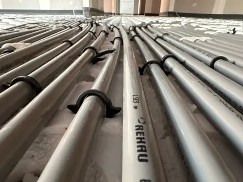 Yerden ısıtma borularını zemine sabitledik.