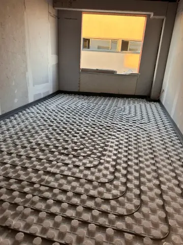 Yerden ısıtma borularının oda içindeki döşemesini yaptık.