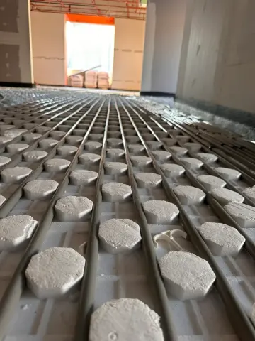 Yerden ısıtma borularını panel aralarına döşedik.