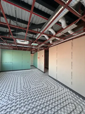 Yerden ısıtma ve tavan havalandırma hatlarını kurduk.