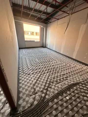 Yerden ısıtma borularını oda girişinden itibaren döşedik.