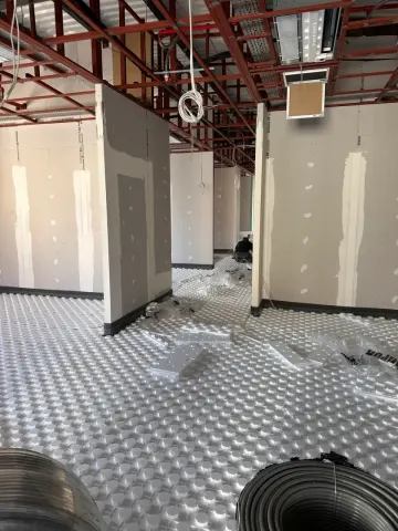 Ofis bölmelerine yerden ısıtma borularını döşedik.