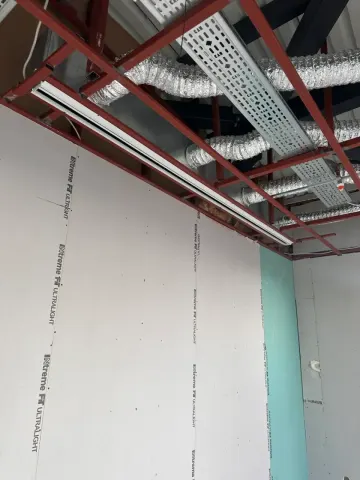 Yalıtımlı havalandırma kanallarını tavan içerisine monte ettik.