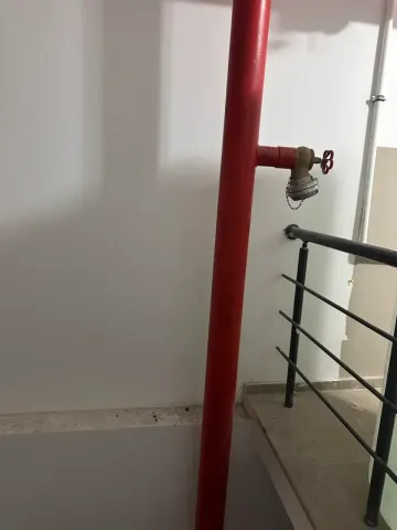 Yangın söndürme tesisatının dikey boru hattını döşedik.