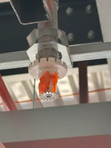 Sprinkler başlığını yangın söndürme hattına monte ettik.