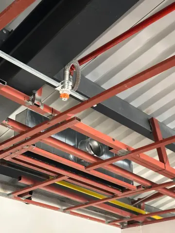 Sprinkler başlığını esnek bağlantıyla tesisata bağladık.