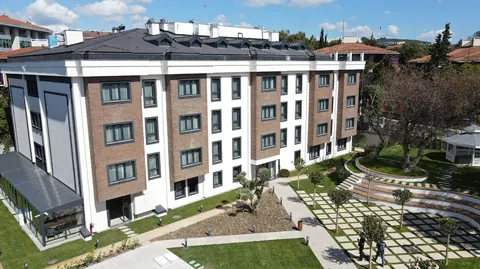 Marmara Üniversitesi Kız Öğrenci Kampüsü: Kız öğrenci kampüsünün dış cephesi ve bahçesi Marmara Üniversitesi Kız Öğrenci Kampüsü: Kız öğrenci kampüsünün dış cephesi ve bahçesi