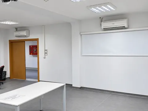 Marmara Üniversitesi Kız Öğrenci Kampüsü: Derslikte iki duvar tipi klima iç ünitesinin yerleşimi Marmara Üniversitesi Kız Öğrenci Kampüsü: Derslikte iki duvar tipi klima iç ünitesinin yerleşimi