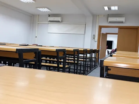 Marmara Üniversitesi Kız Öğrenci Kampüsü: Derslikte iki duvar tipi klima iç ünitesi ve eğitim alanı Marmara Üniversitesi Kız Öğrenci Kampüsü: Derslikte iki duvar tipi klima iç ünitesi ve eğitim alanı