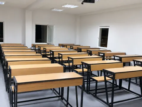 Marmara Üniversitesi Kız Öğrenci Kampüsü: Sıralar ve duvar tipi klima iç ünitesiyle dersliğin genel görünümü Marmara Üniversitesi Kız Öğrenci Kampüsü: Sıralar ve duvar tipi klima iç ünitesiyle dersliğin genel görünümü