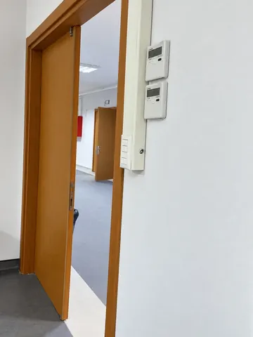 Marmara Üniversitesi Kız Öğrenci Kampüsü: Derslik girişinde tesisat hattı ve duvar kontrol ünitesi Marmara Üniversitesi Kız Öğrenci Kampüsü: Derslik girişinde tesisat hattı ve duvar kontrol ünitesi