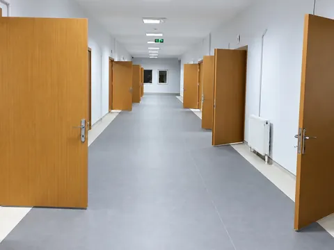 Marmara Üniversitesi Kız Öğrenci Kampüsü: Kampüs içindeki koridor ve derslik girişleri Marmara Üniversitesi Kız Öğrenci Kampüsü: Kampüs içindeki koridor ve derslik girişleri