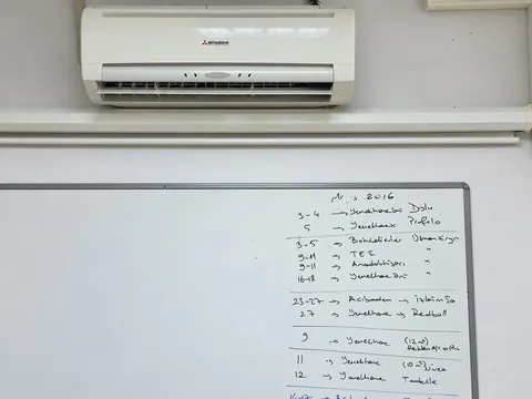 Marmara Üniversitesi Kız Öğrenci Kampüsü: Yazı tahtası üzerinde duvar tipi klima iç ünitesi Marmara Üniversitesi Kız Öğrenci Kampüsü: Yazı tahtası üzerinde duvar tipi klima iç ünitesi