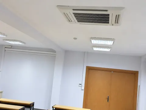 Marmara Üniversitesi Kız Öğrenci Kampüsü: Derslik tavanında kaset tipi klima iç ünitesi Marmara Üniversitesi Kız Öğrenci Kampüsü: Derslik tavanında kaset tipi klima iç ünitesi