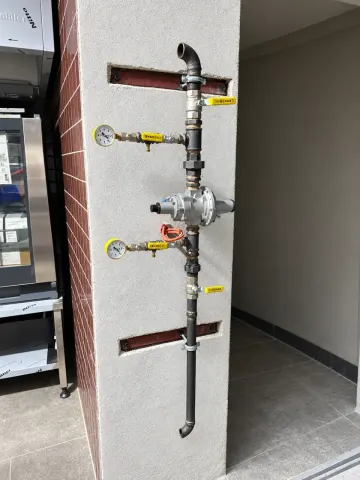 Gaz hattındaki vana ve regülatör bağlantılarını yaptık.