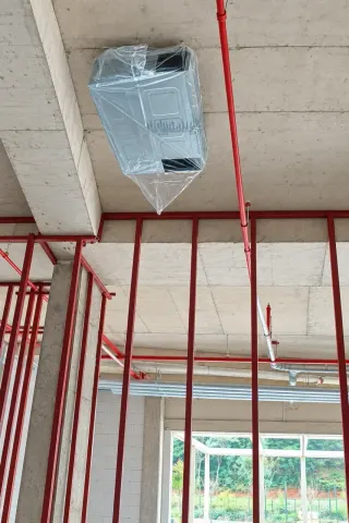 VRF iç ünitesini tavana monte ederek boru bağlantılarını yaptık.