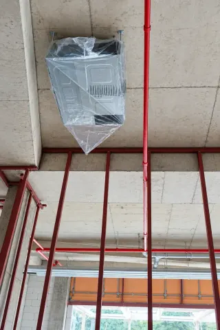 VRF iç ünitesini askı elemanlarıyla tavana sabitledik.
